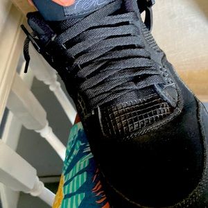 No box. Jordan 4 black cat